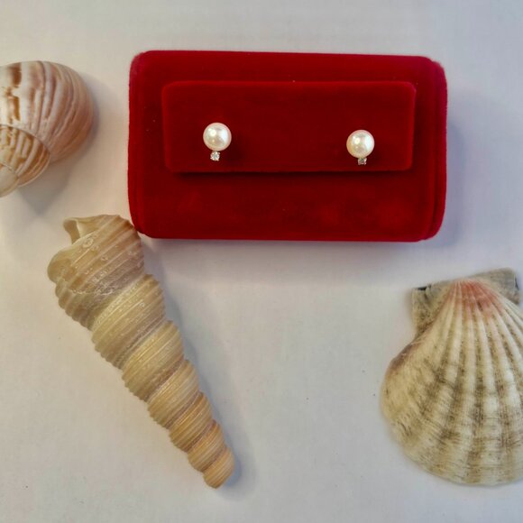 Cultured 5 mm white pearl stud with diamond in 14ky gold